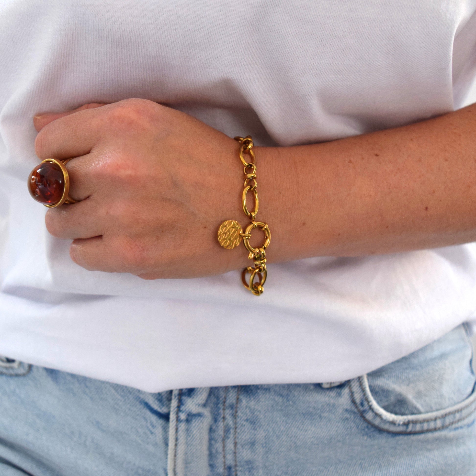 Bracelet chaîne moderne avec médaille