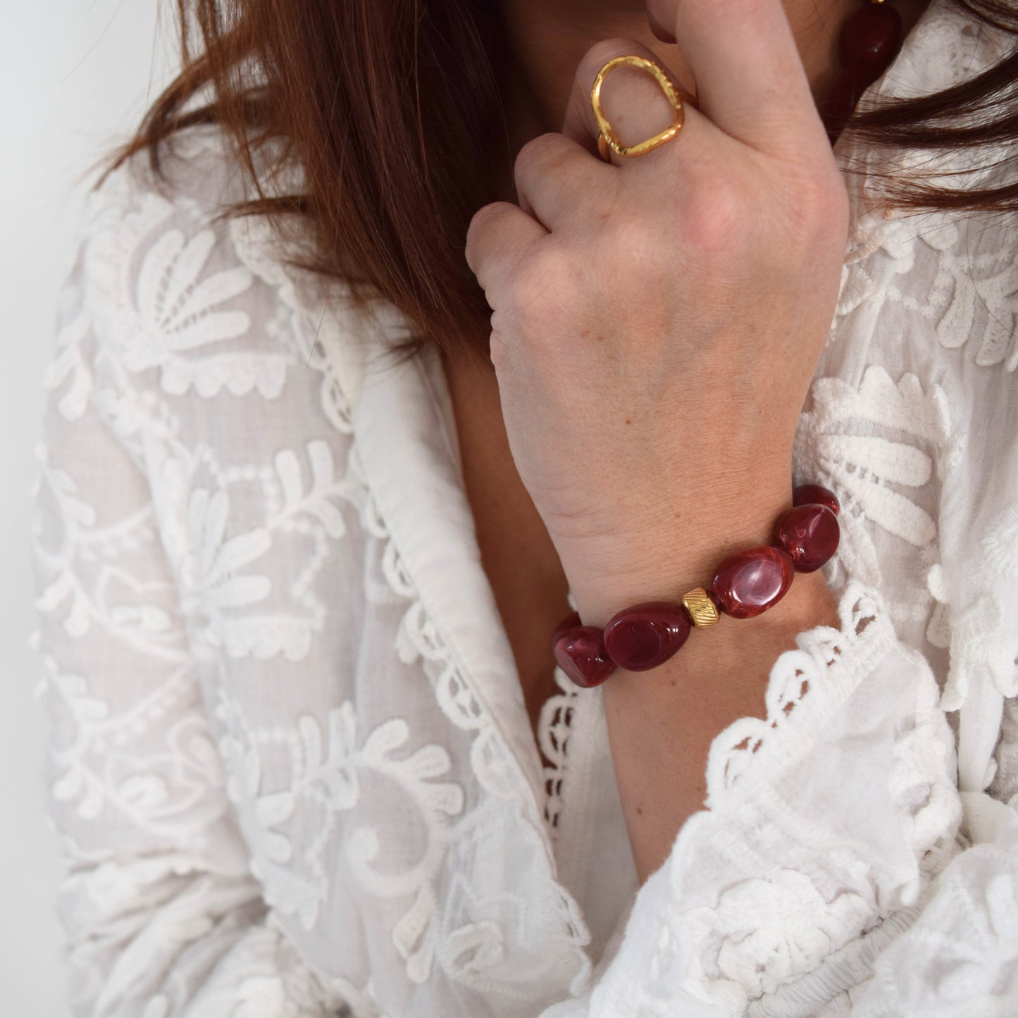 Détail des perles bordeaux du bracelet RUBIA