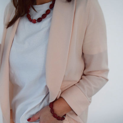 Bijou bordeaux élégant porté