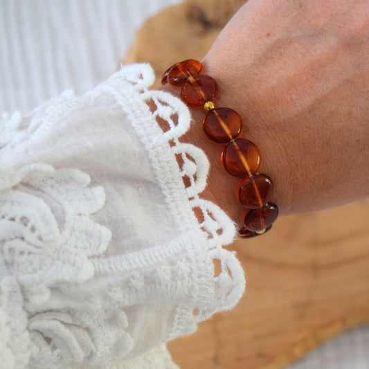 Bracelet en perles ambre et acier inoxydable porté au poignet, bijou fait main Manacreations