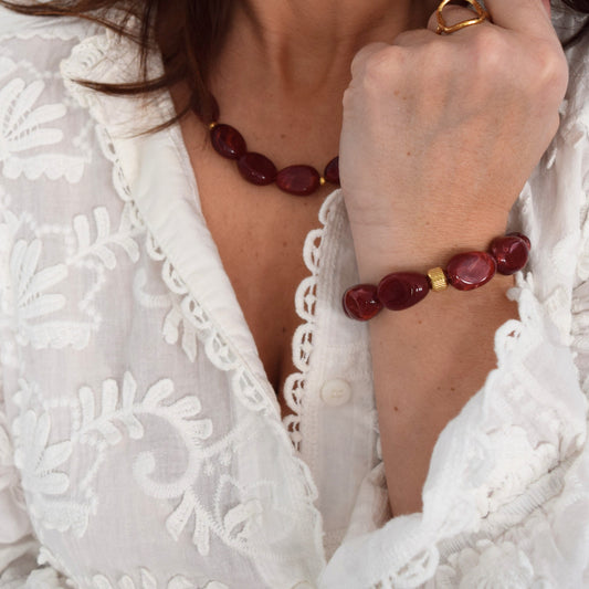 Bijoux bordeaux en perles acryliques RUBIA portés