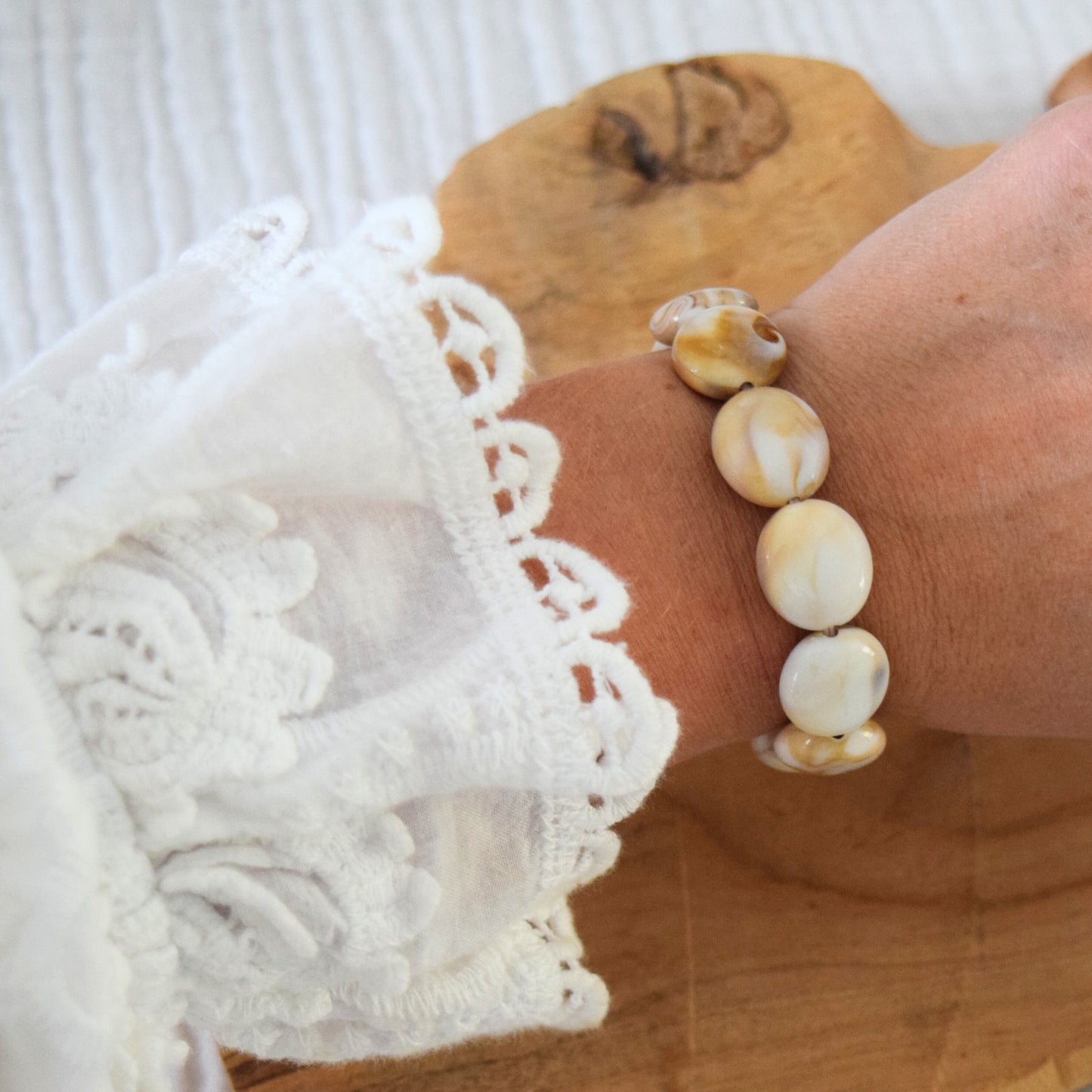 Bijou artisanal monté sur fil élastique solide