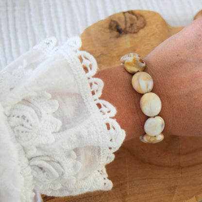 Bijou artisanal monté sur fil élastique solide