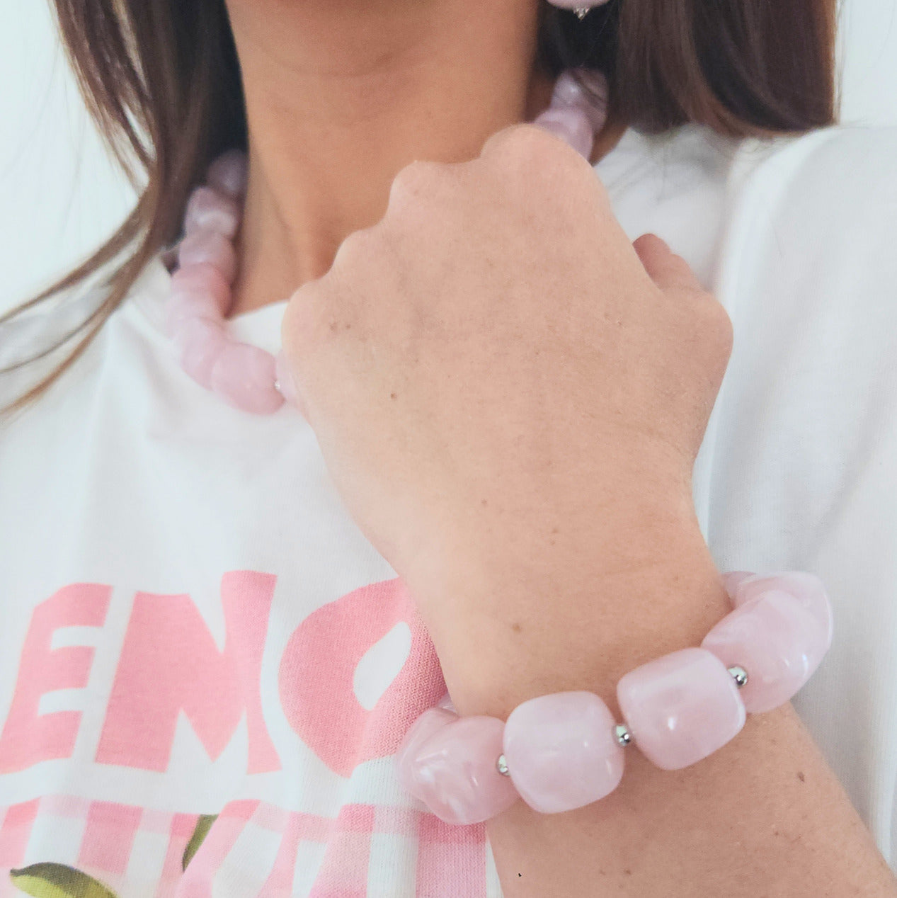 bracelet tendance femme perles roses modernes