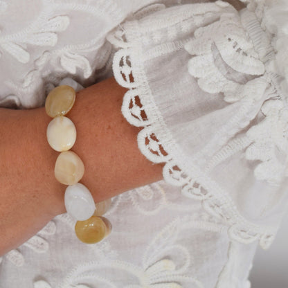 Bracelet féminin fait main, léger et élégant, tons naturels.