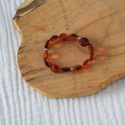 Détail des perles couleur ambre séparées par des intercalaires argentés