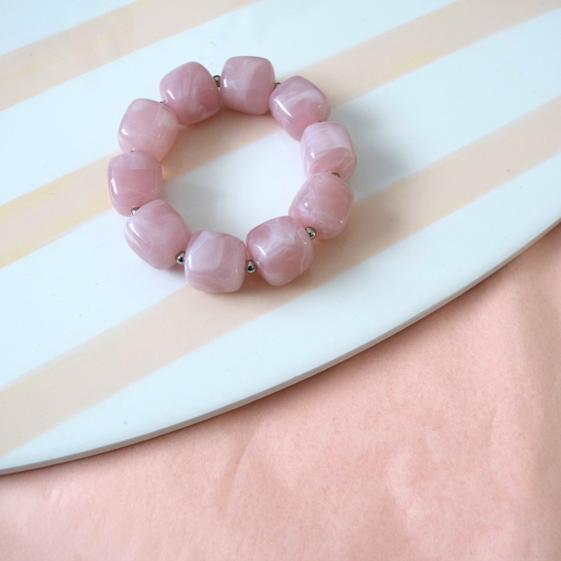 bracelet perles roses look moderne féminin