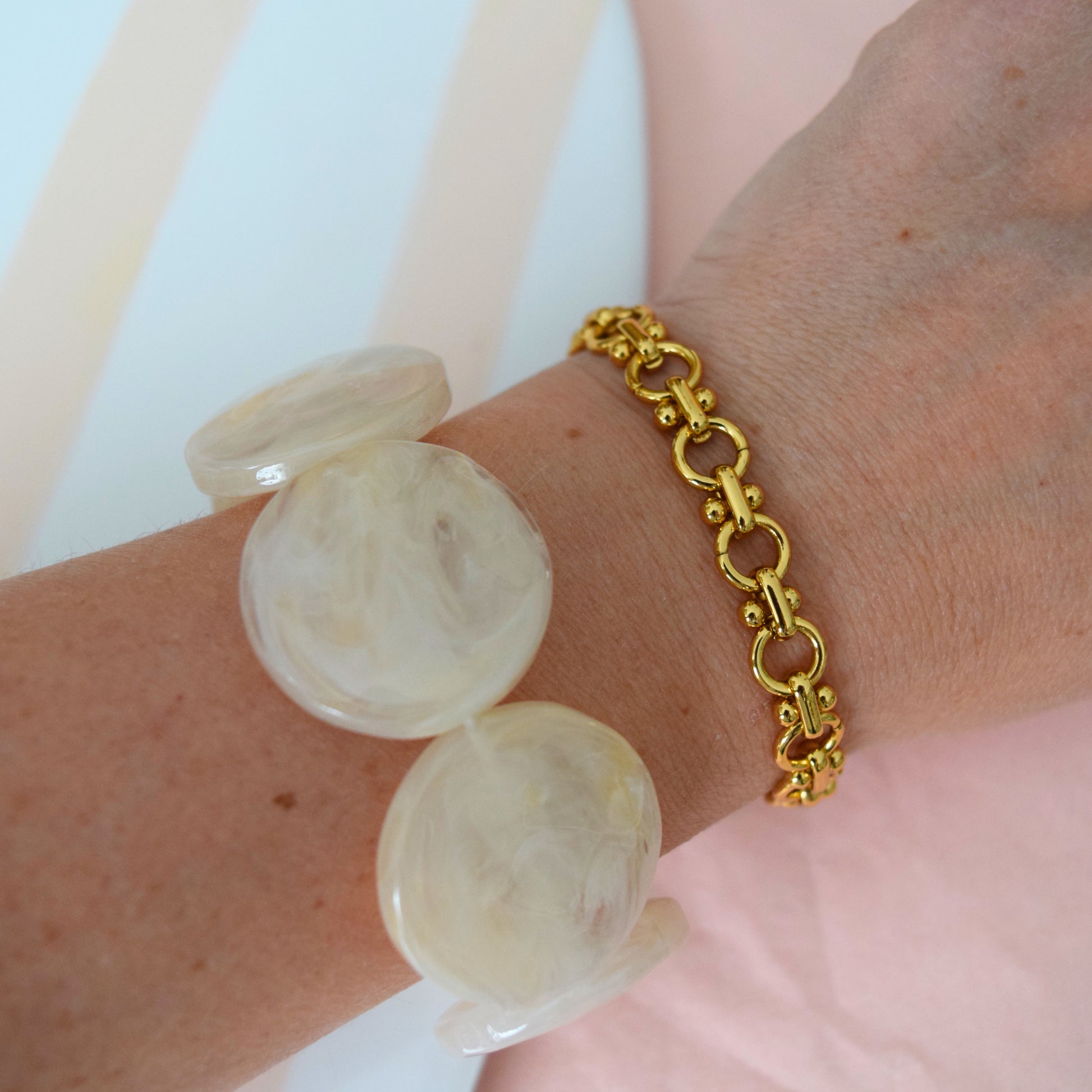 gros plan bracelet élastique perles