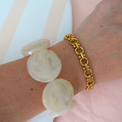 gros plan bracelet élastique perles