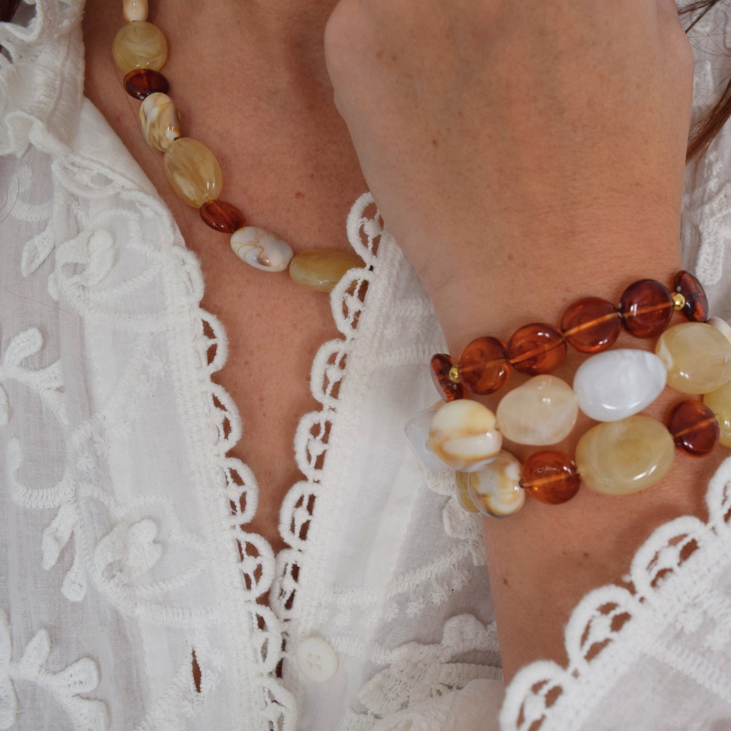 Bracelet élastique en perles ambrées et crème, création artisanale française.