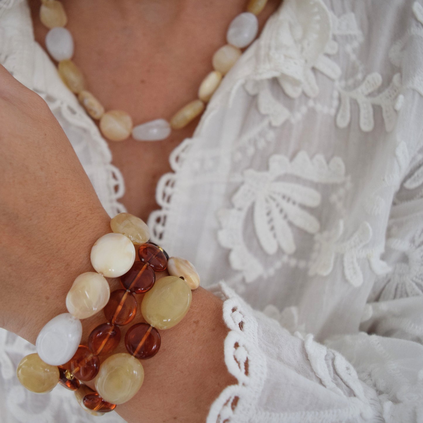 Bracelet perles beige et cuivrées, accessoire lumineux pour un style bohème raffiné.