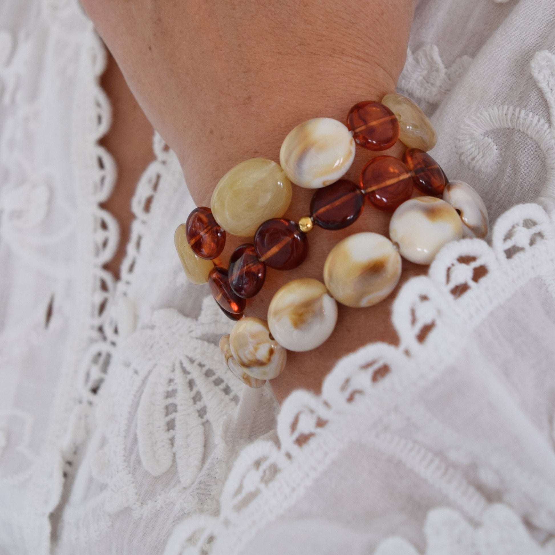 Bracelet SIENNA fait main, bijou artisanal aux nuances naturelles et dorées.