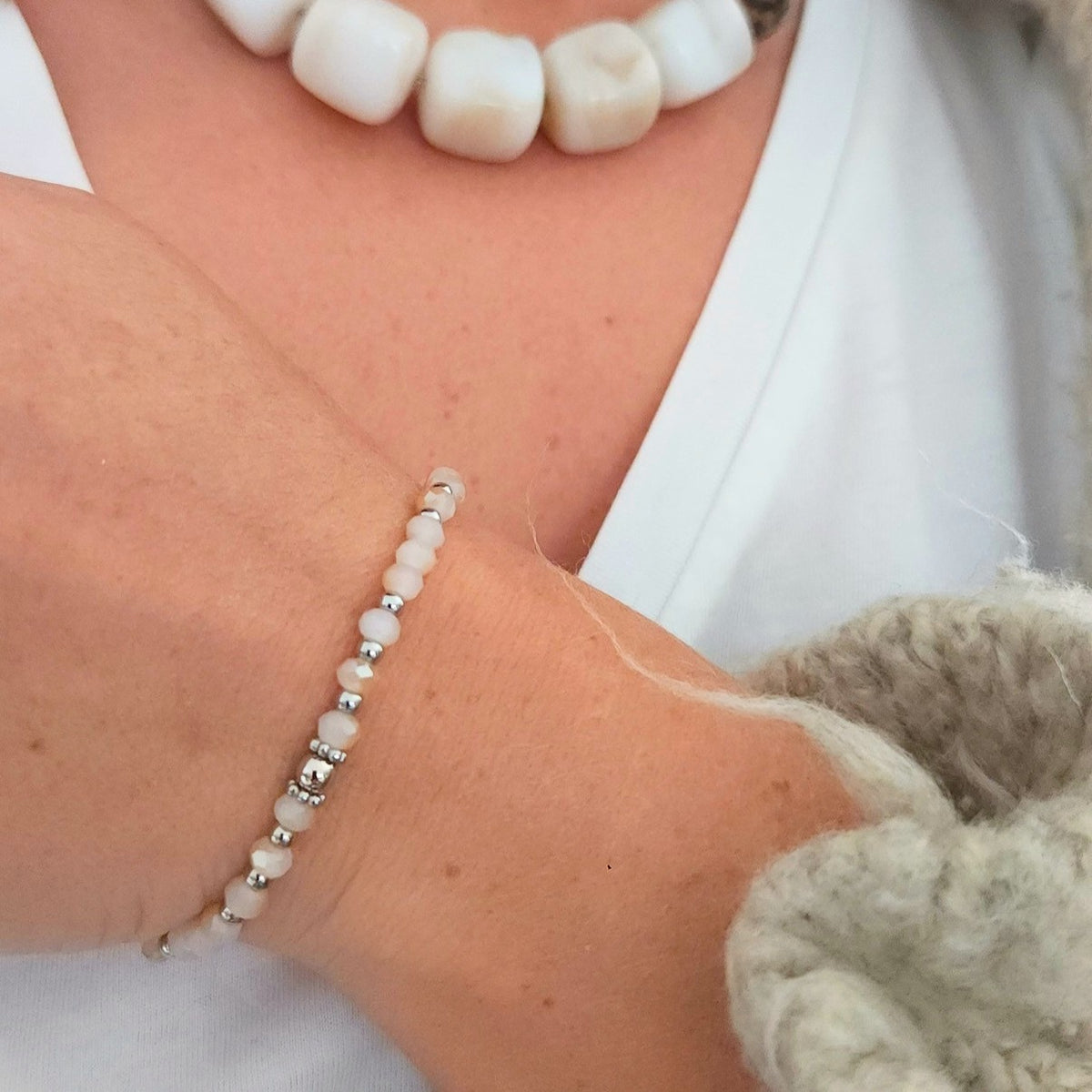Bracelet fin a perles facettees et acier inoxydable