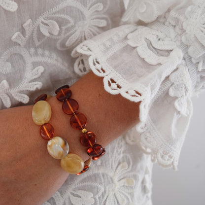 Bijou femme ambre et acier inoxydable, bracelet fait main dans le Cotentin, perles lumineuses montées sur fil solide.