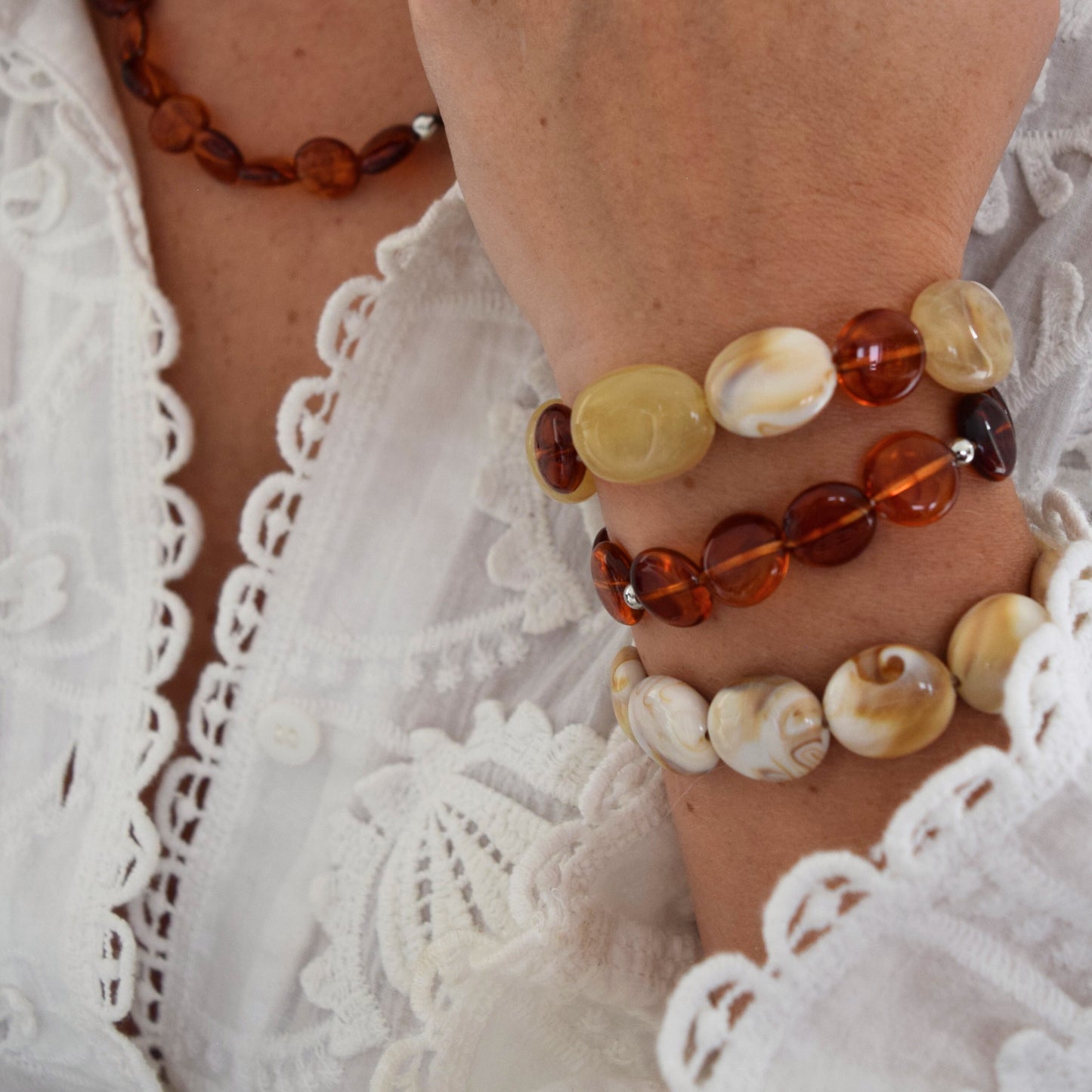 Bracelet AMBER posé sur support bois clair