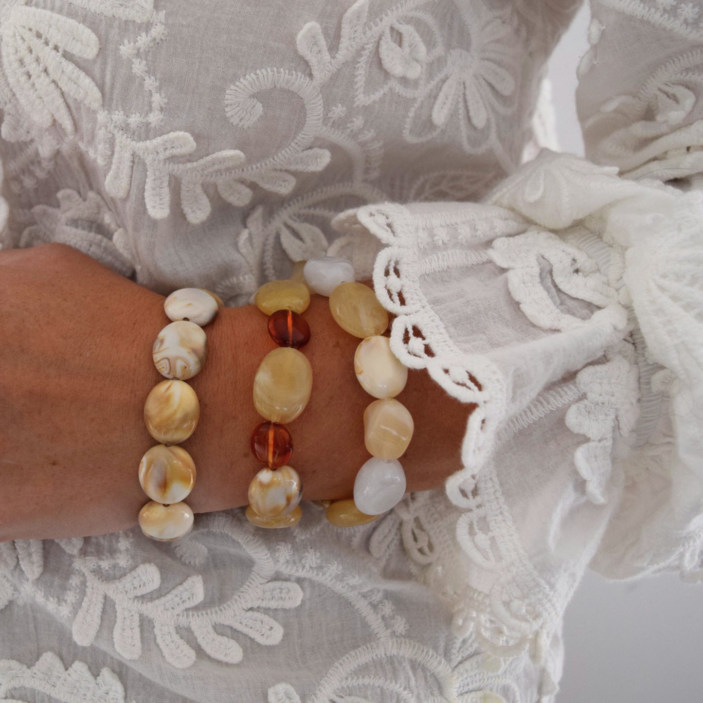 Bracelet élastique beige élégant pour femme