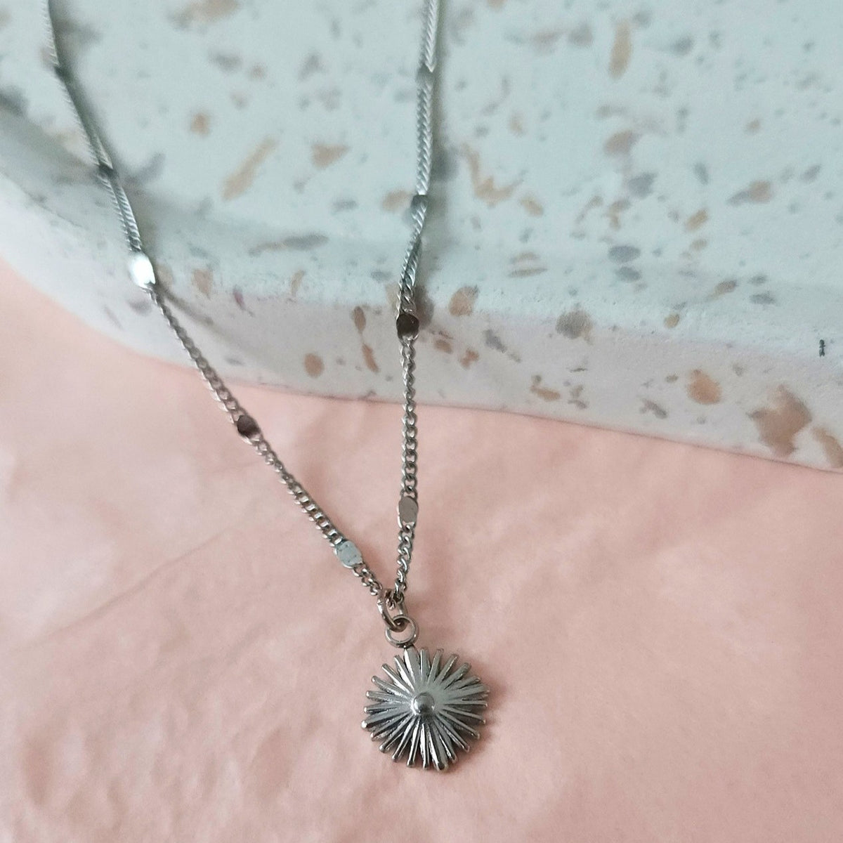 Collier fin femme avec petit pendentif losange