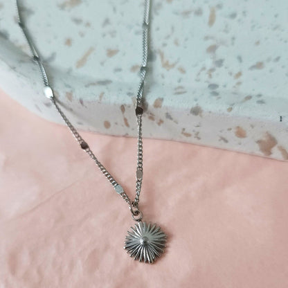 Collier fin femme avec petit pendentif losange