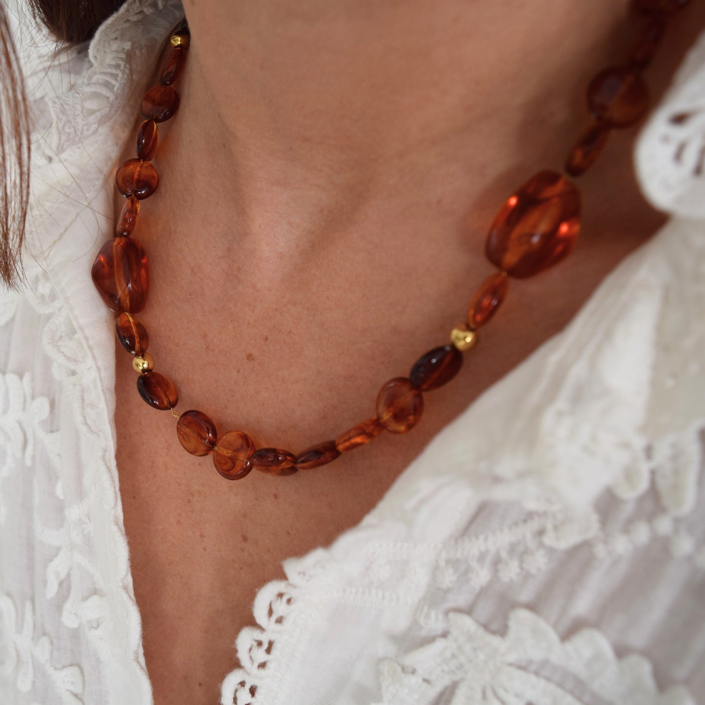 Collier ISOLDE en perles acryliques couleur ambre et acier inoxydable doré, bijou artisanal Manacreations.