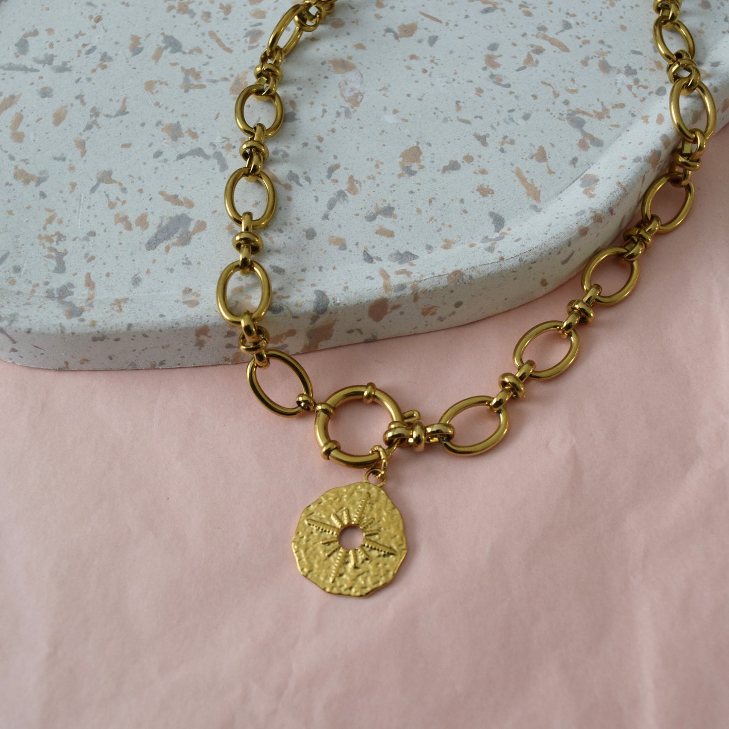 Collier pendentif graphique doré