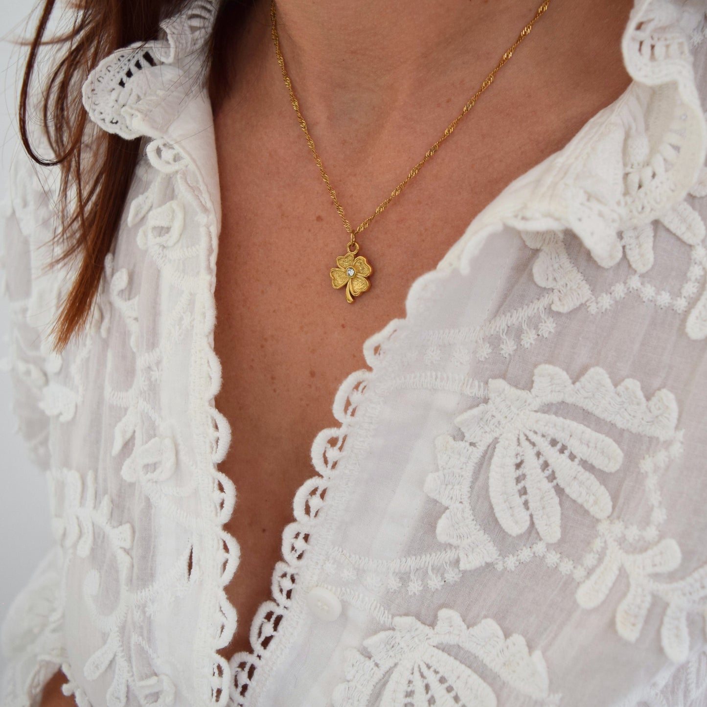 collier porte-bonheur doré trèfle quatre feuilles bijou élégant