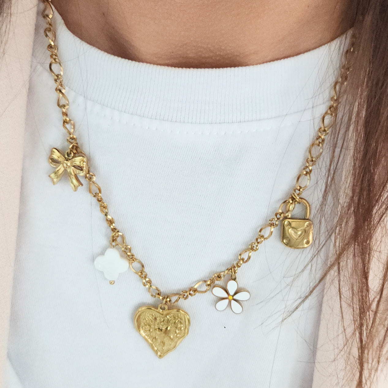 collier doré charms symboliques tendance