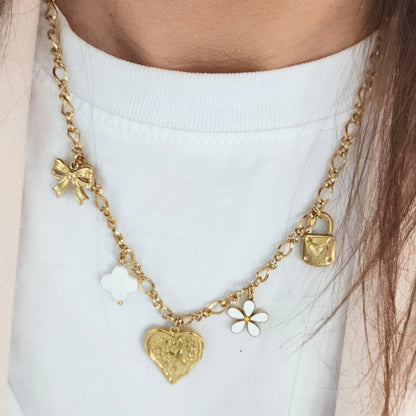 collier doré charms symboliques tendance