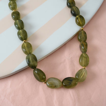 Détail perles résine vert olive