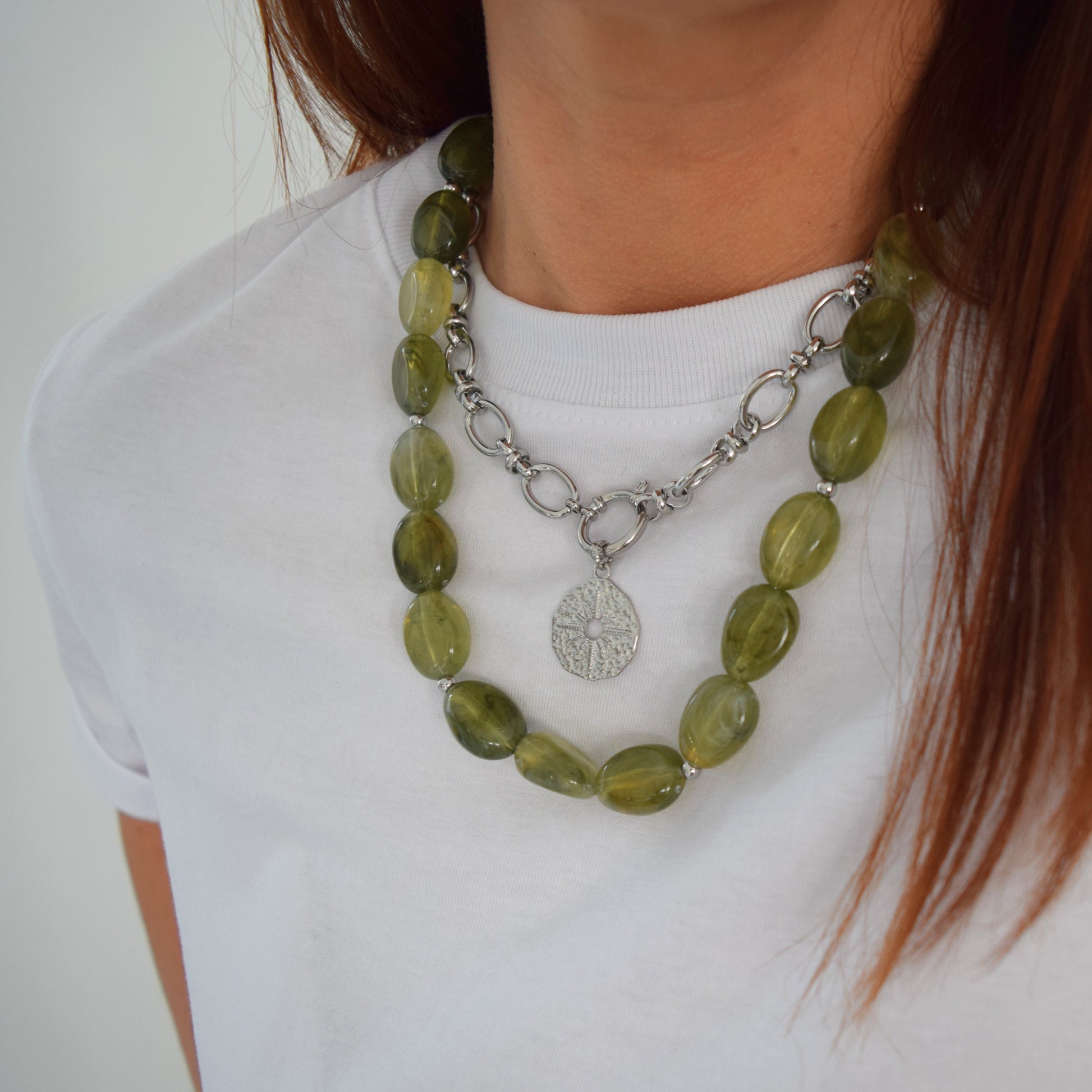 Collier perles résine vertes porté sur t-shirt blanc