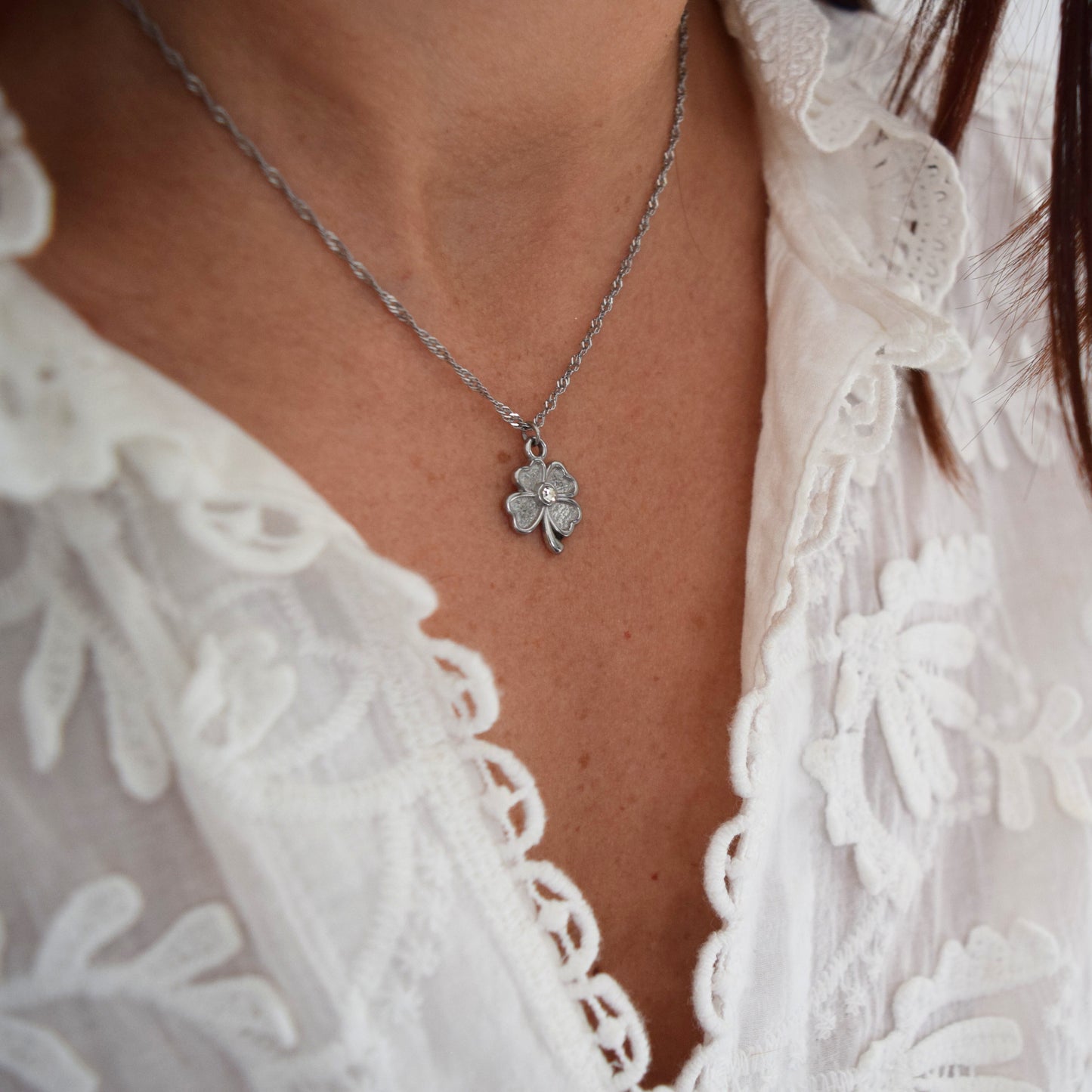 Collier Elena avec pendentif trèfle et strass central.