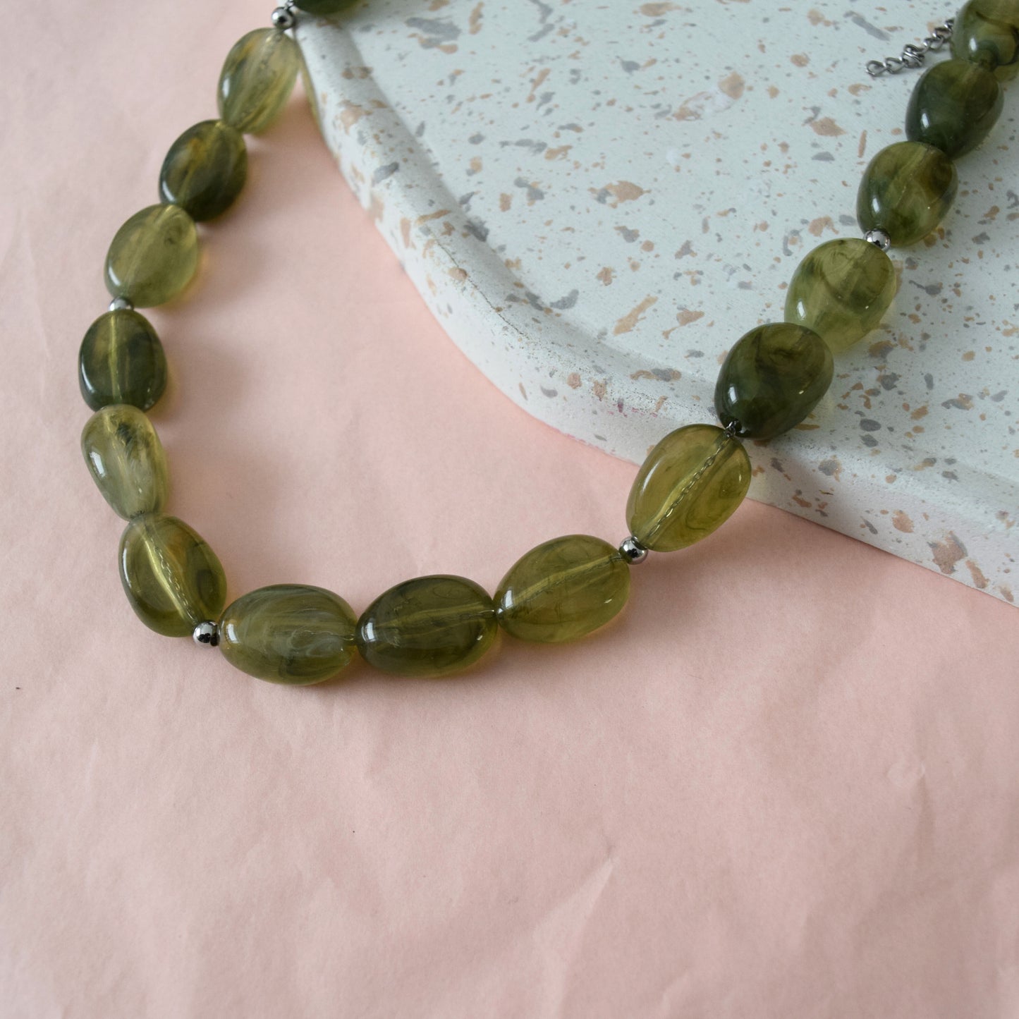 Collier perles vertes moderne