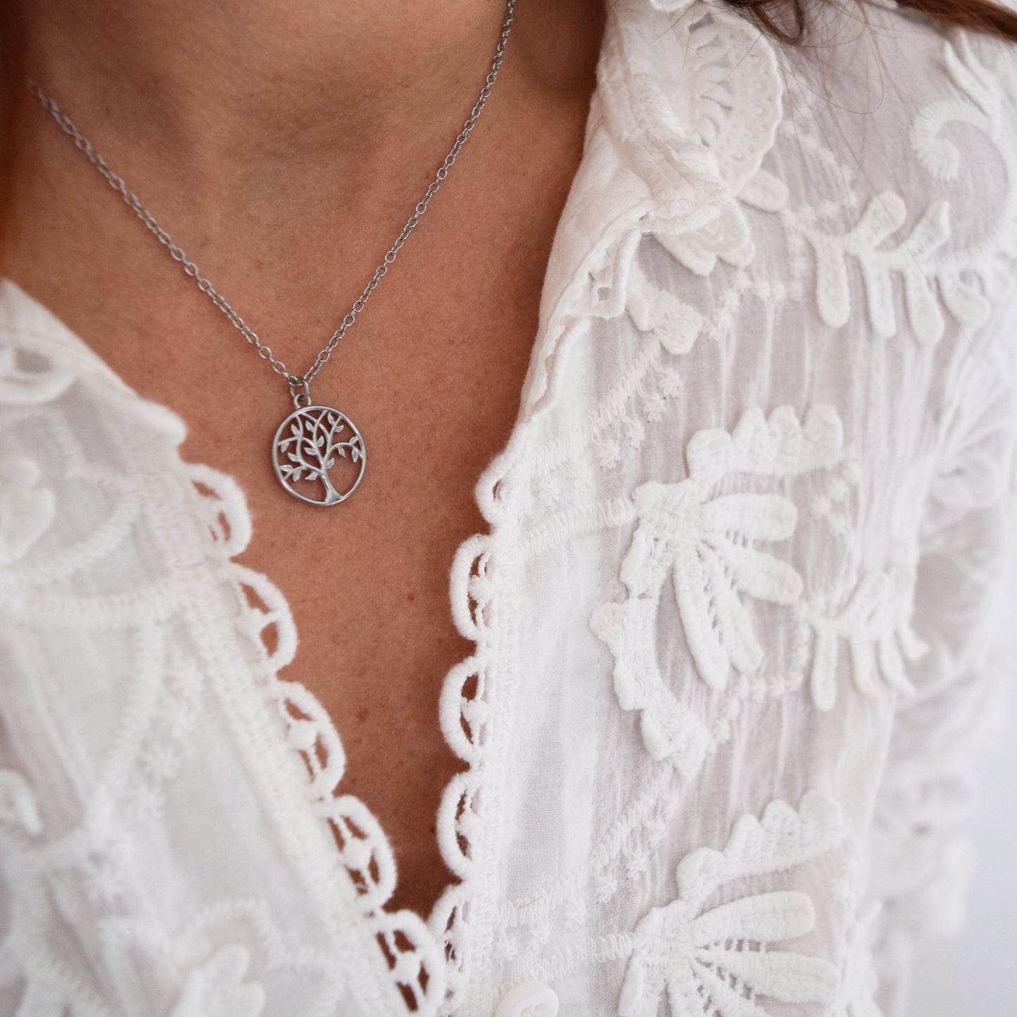 Détail du pendentif arbre de vie en acier inoxydable