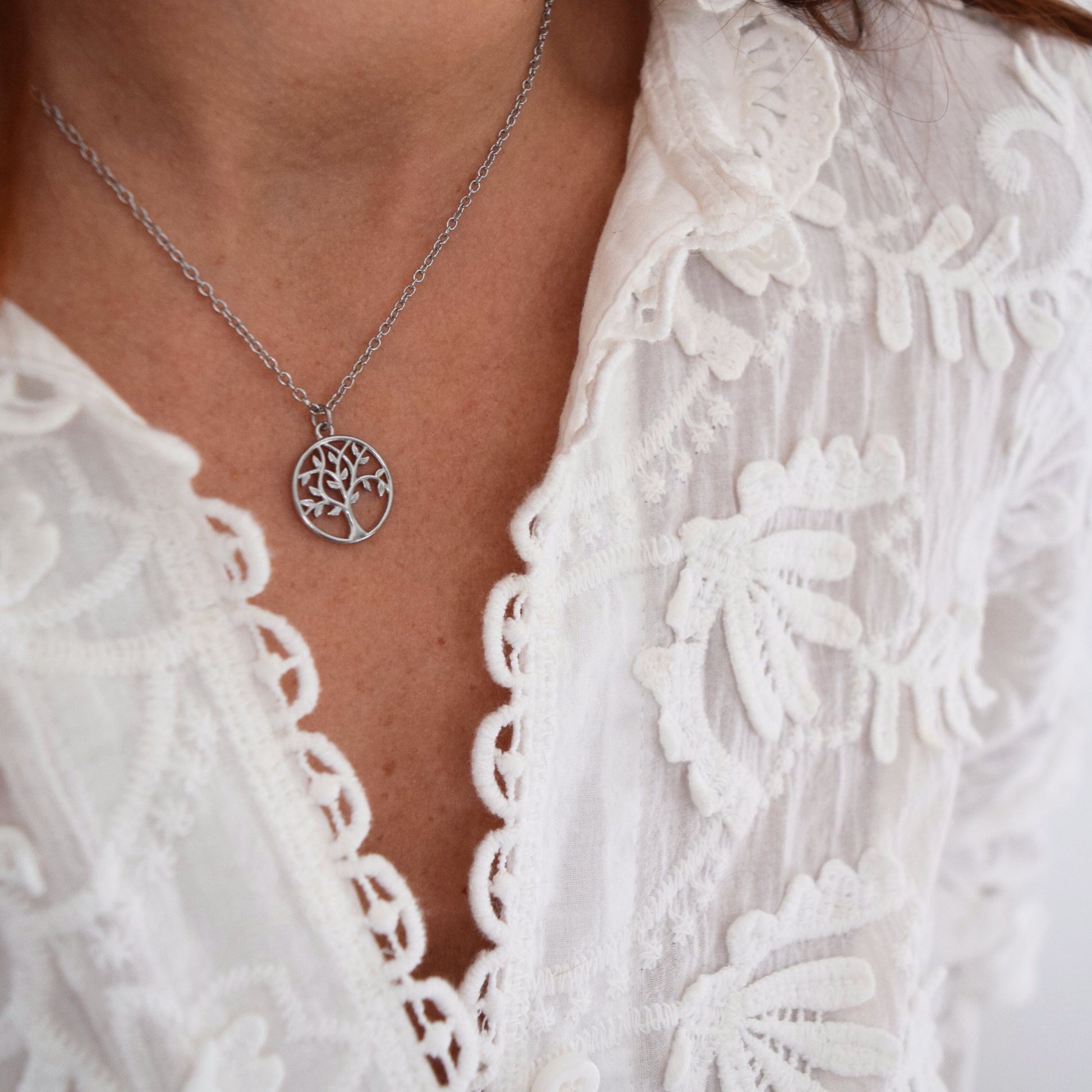 Détail du pendentif arbre de vie en acier inoxydable