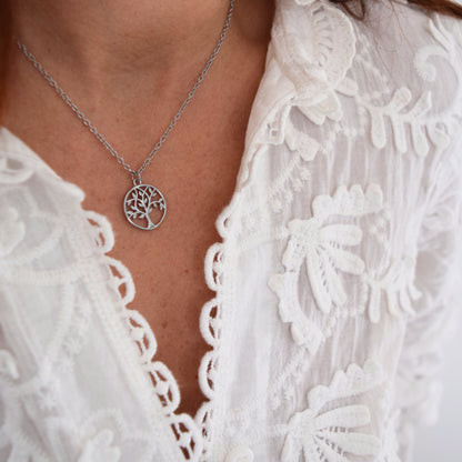 Détail du pendentif arbre de vie en acier inoxydable
