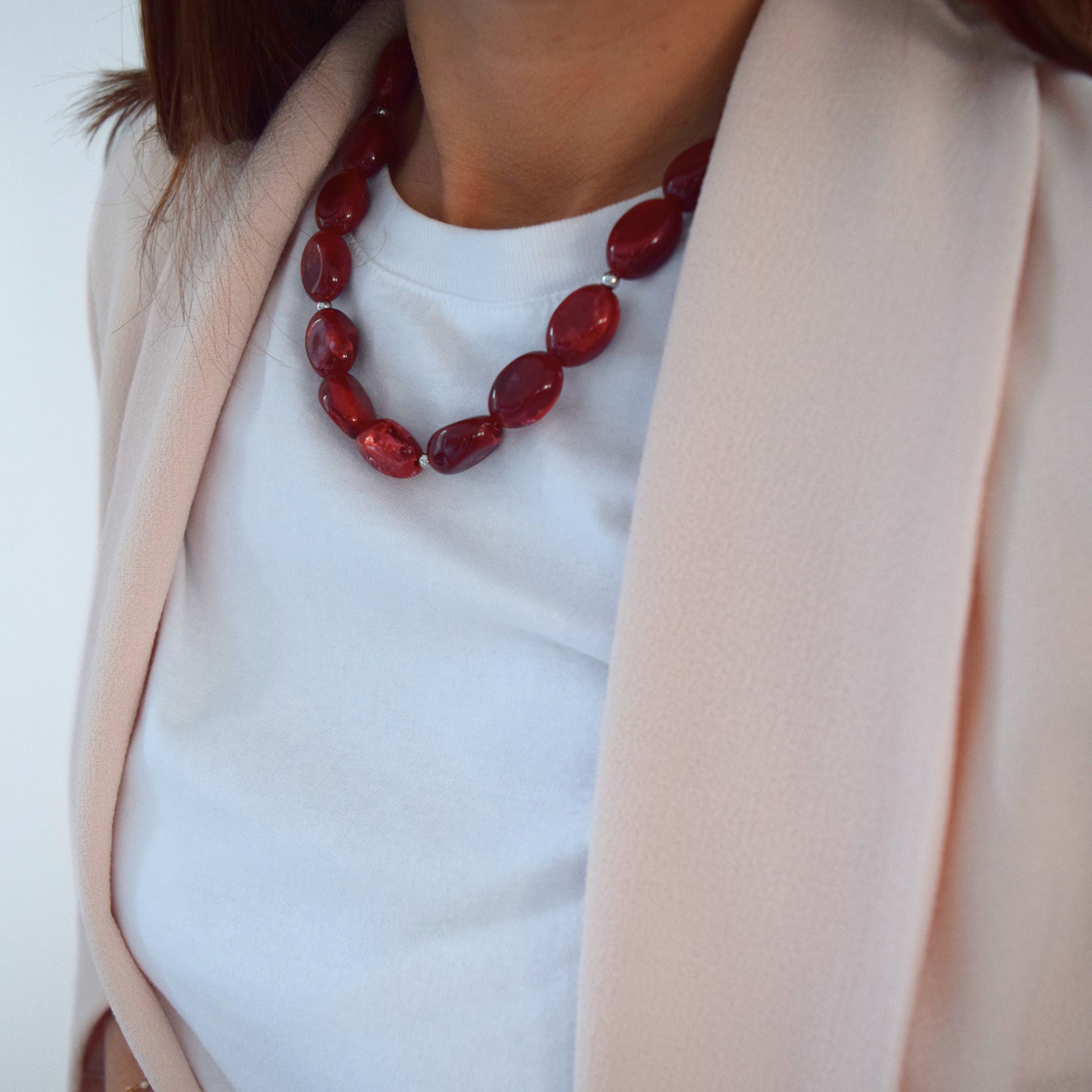 Collier bordeaux en perles acryliques RUBIA porté