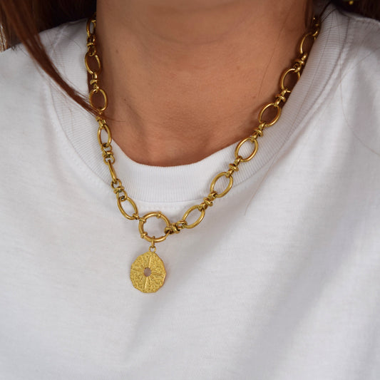 Collier VEGA doré avec pendentif texturé