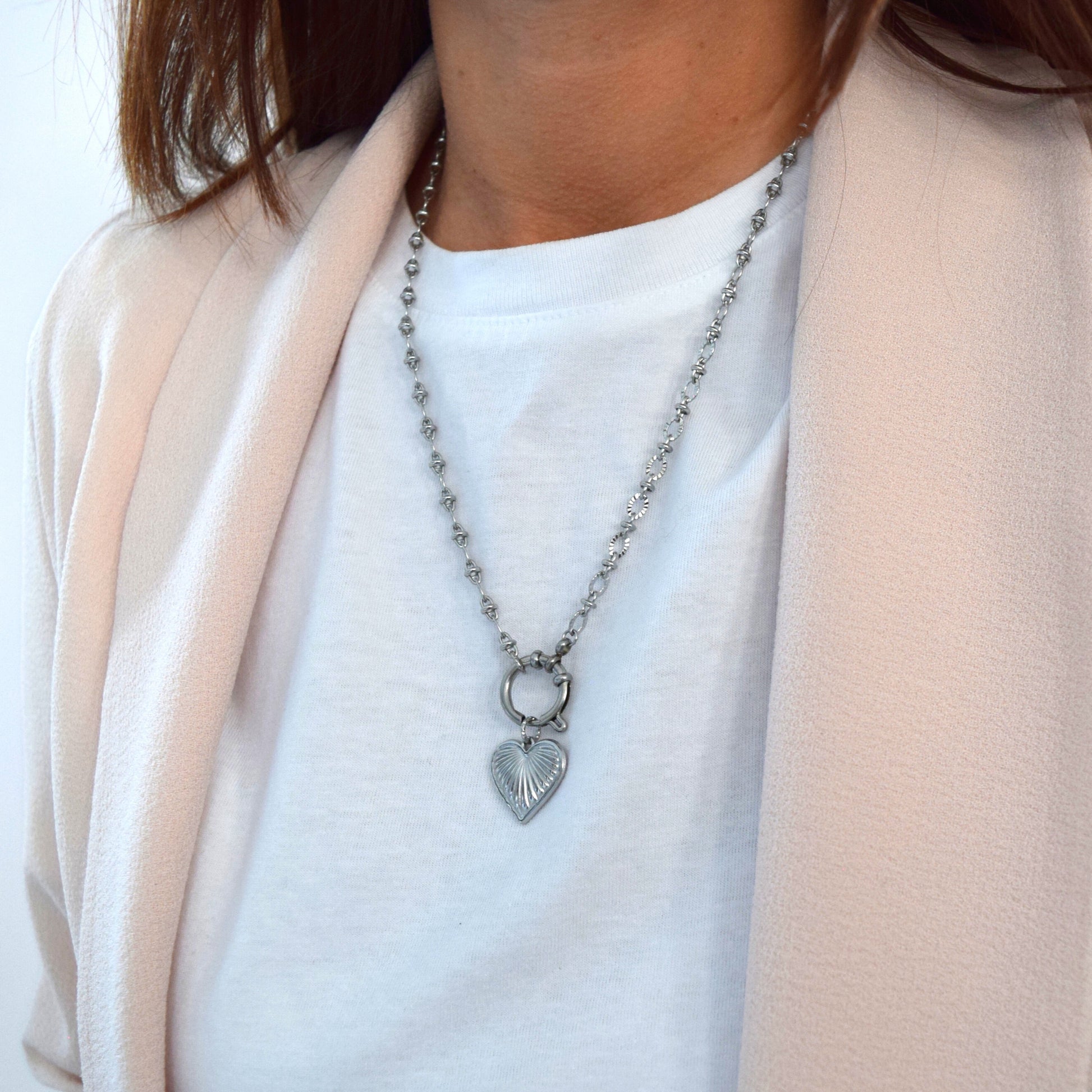 Collier cœur porté