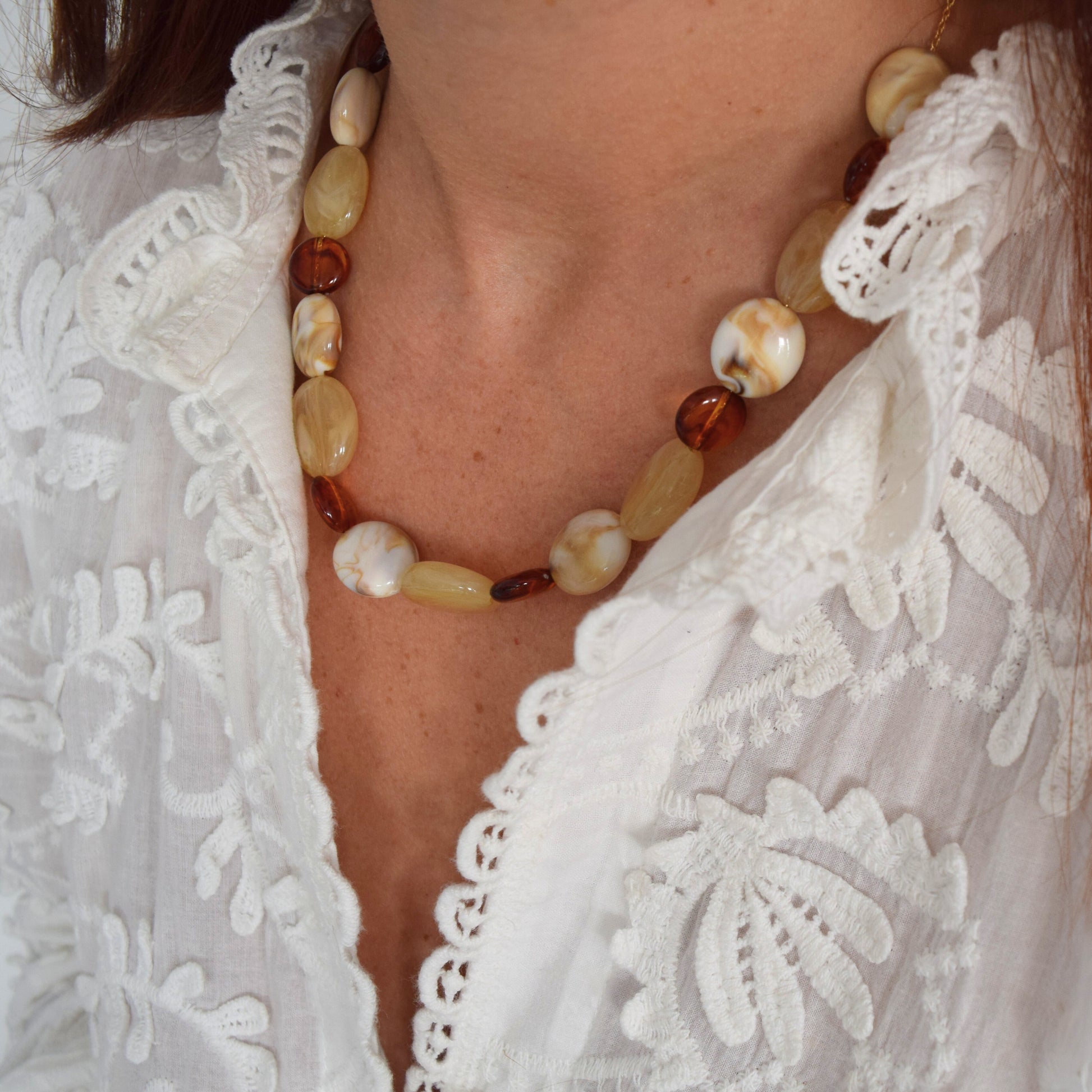 Bijou raffiné aux nuances beige, miel et cuivre