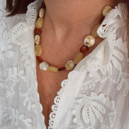 Bijou raffiné aux nuances beige, miel et cuivre