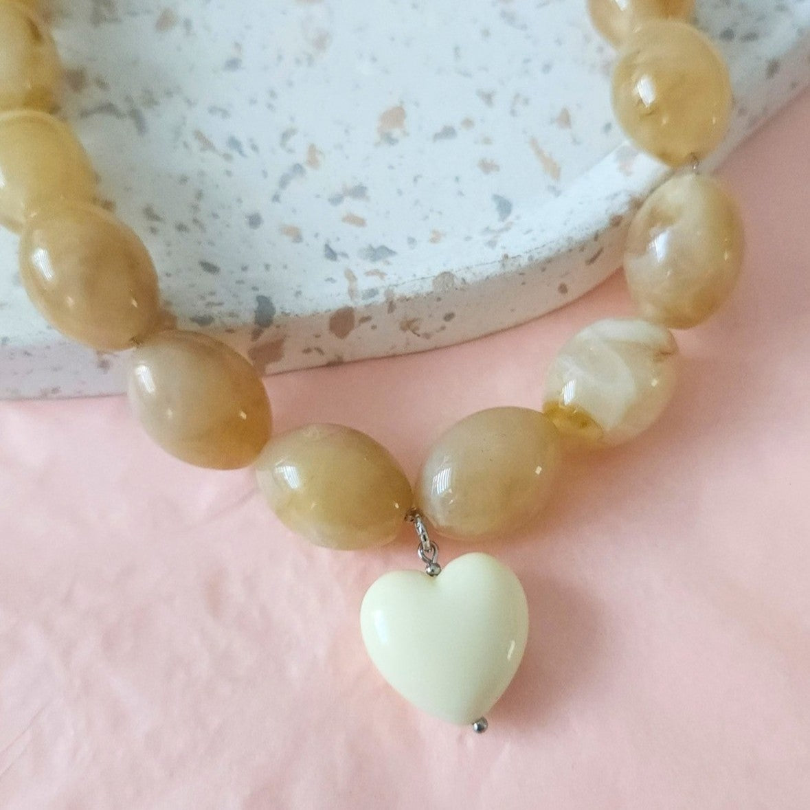 Collier MELIA argenté avec perles beige et cœur