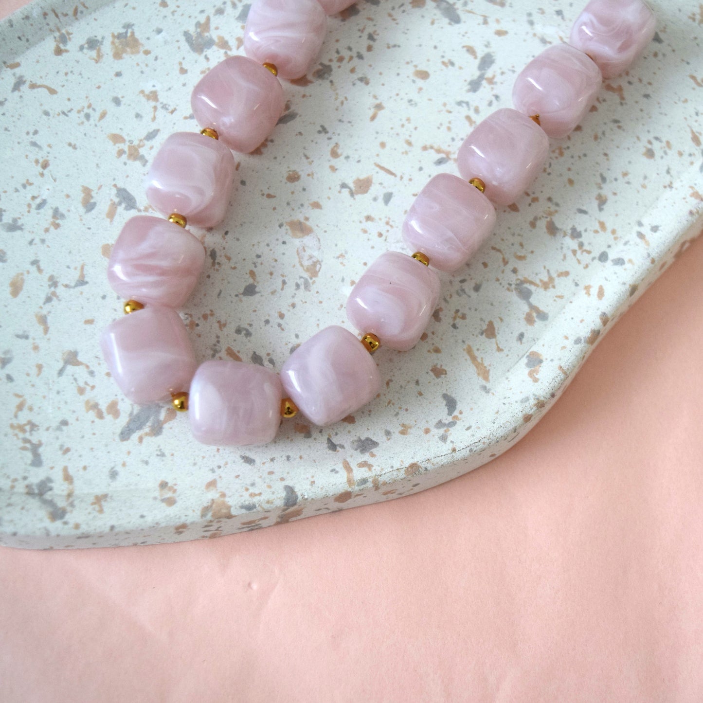 collier bohème chic nuances roses