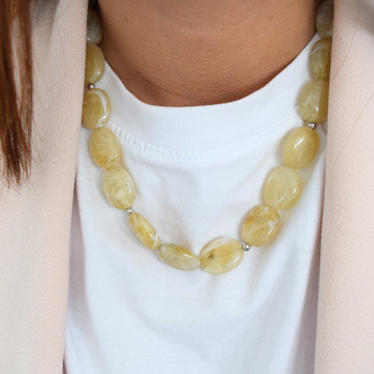 collier perles beiges nacrées élégant