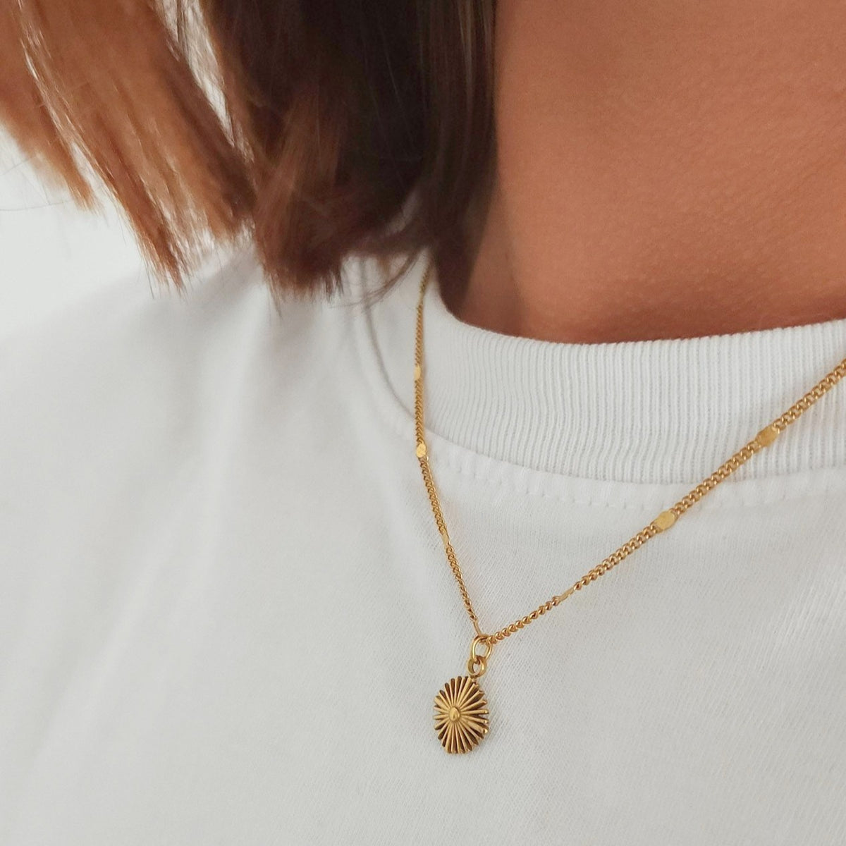 Collier géométrique féminin et intemporel
