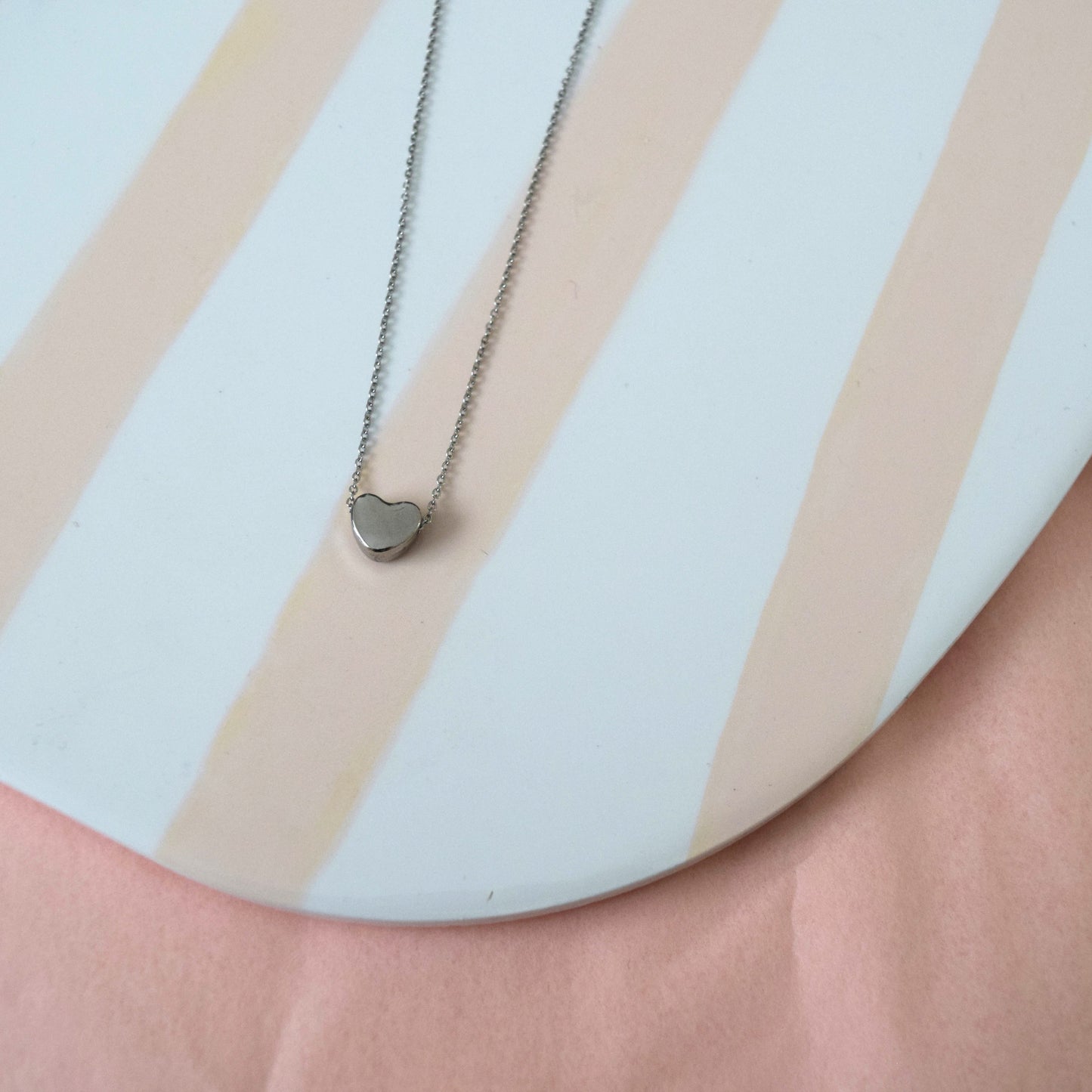 collier minimaliste cœur ras de cou