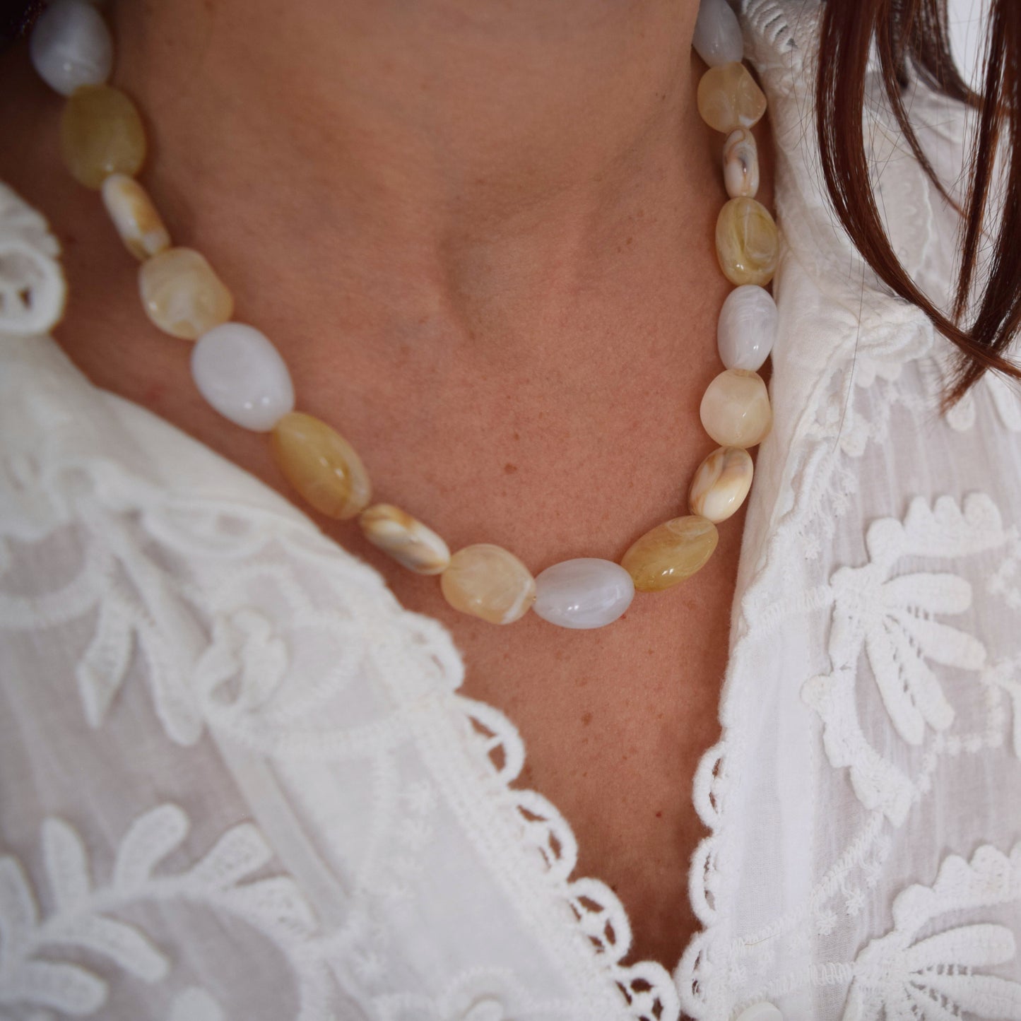 Bijou artisanal lumineux composé de perles acryliques sur chaîne acier