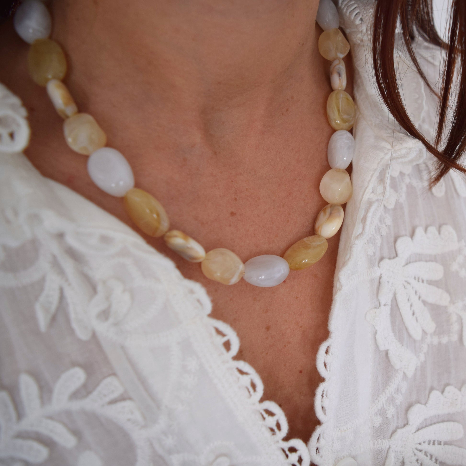 Bijou artisanal lumineux composé de perles acryliques sur chaîne acier