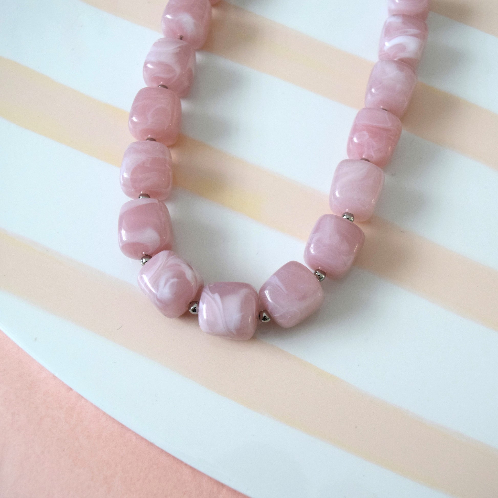 collier femme élégant style tendance moderne