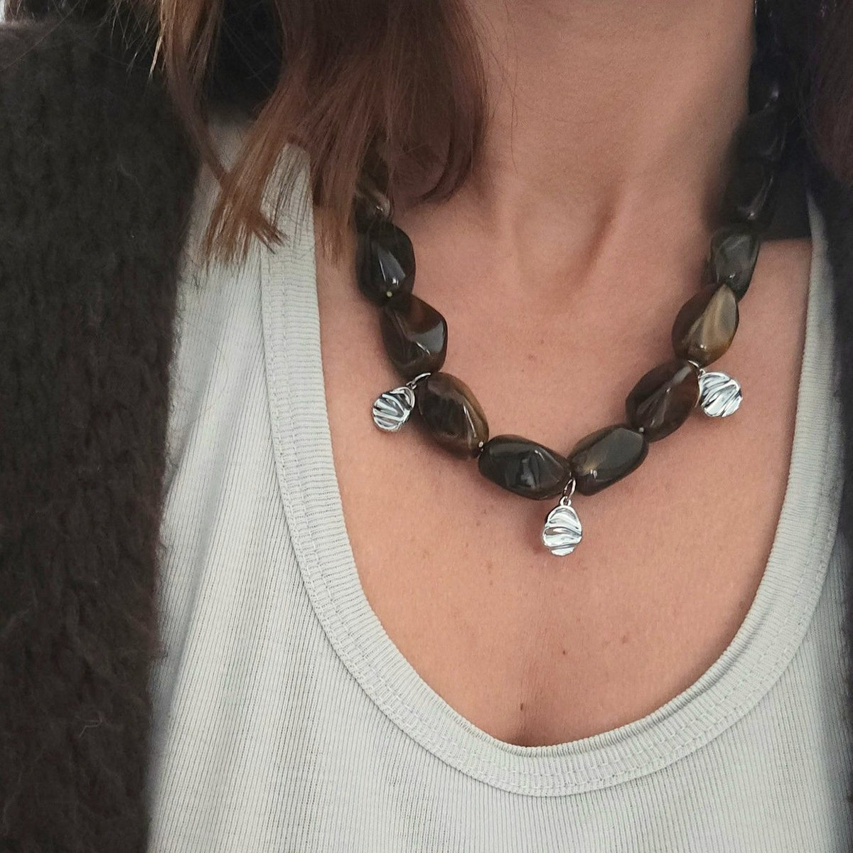 collier marron élégant porté