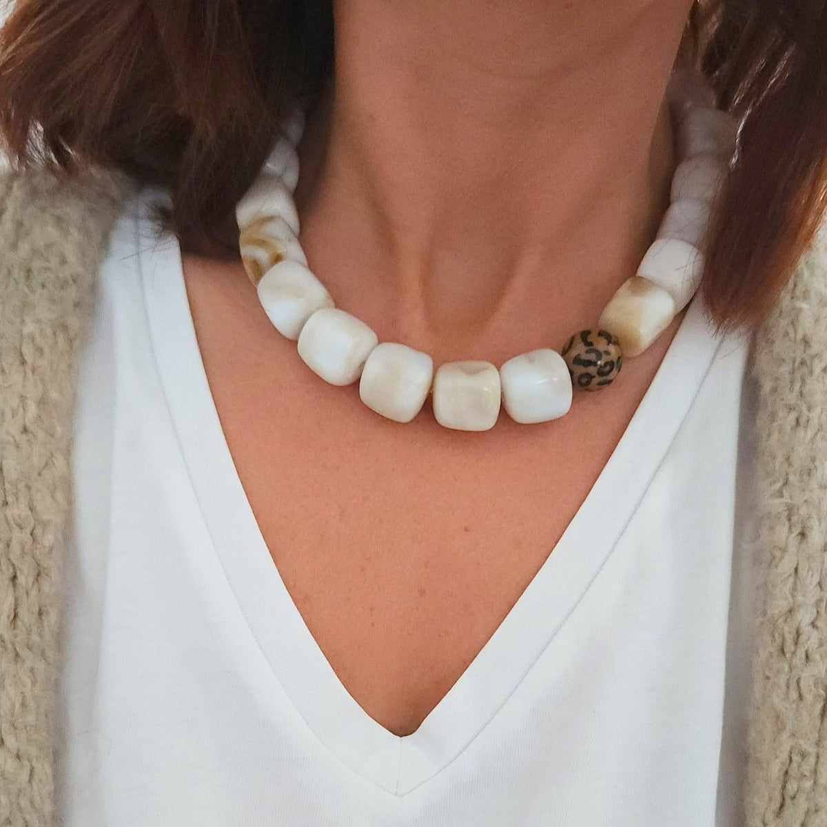 collier court femme perles marbrées motif animalier
