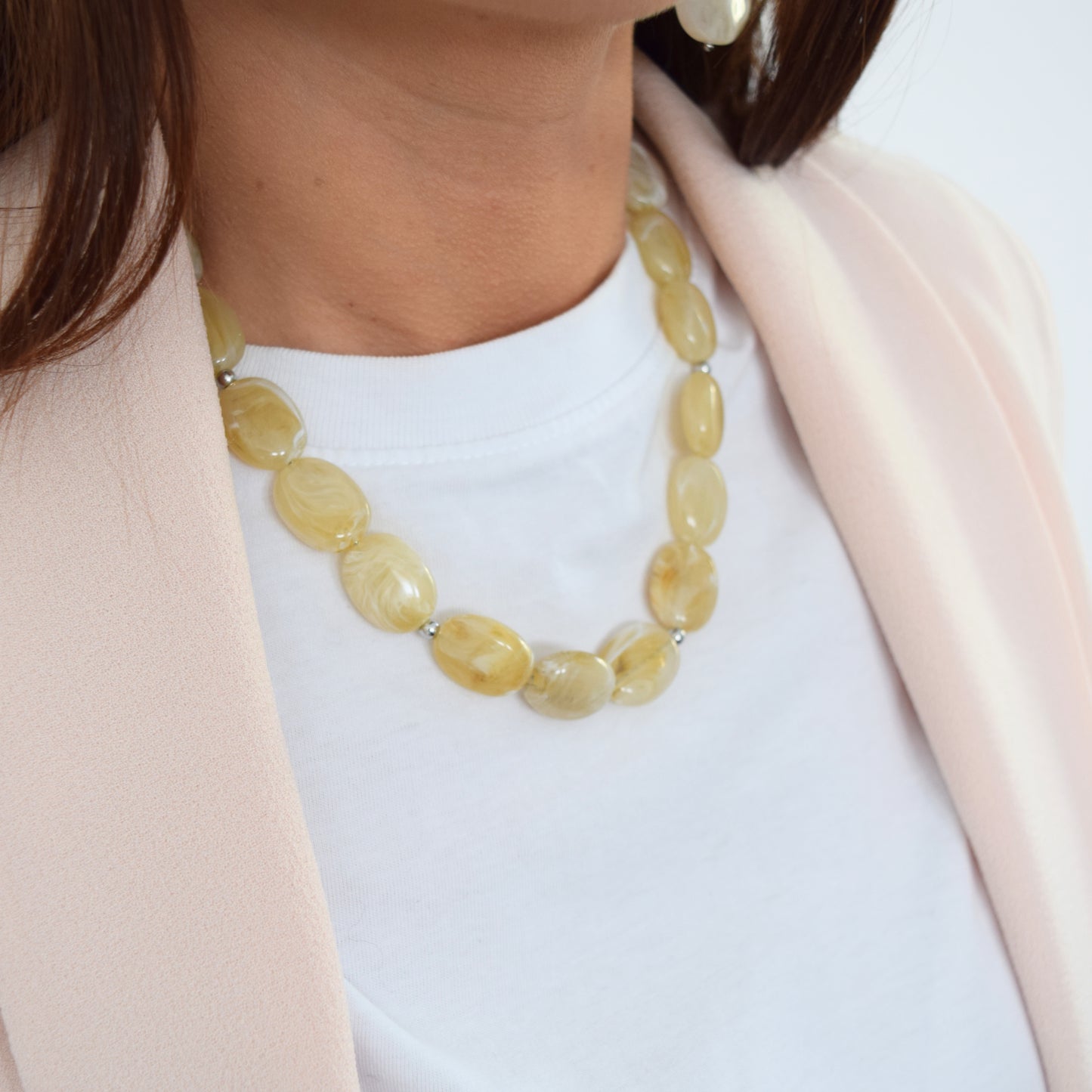 collier beige nacré style minimaliste